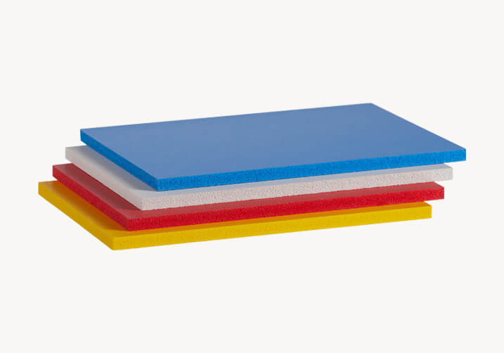 Patru plăci PVC suprapuse: albastră, albă, roșie și galbenă
